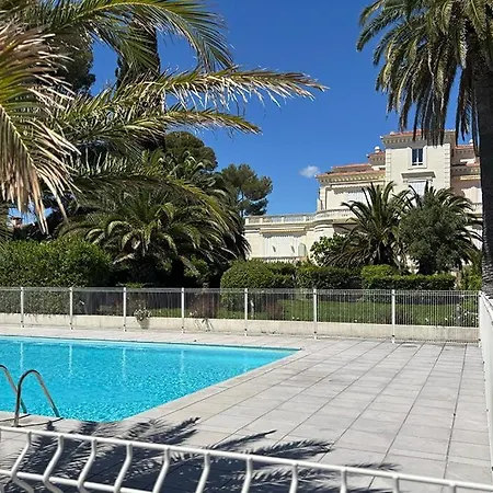 In A Towel For Two Pool And Sea Saint-Raphaël